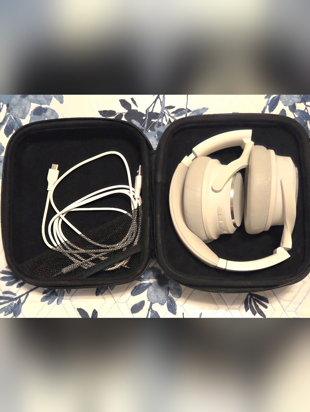 🎶Wyze Noise Cancelling Wireless Bluetooth Headphones Gray w/ Case & Charger